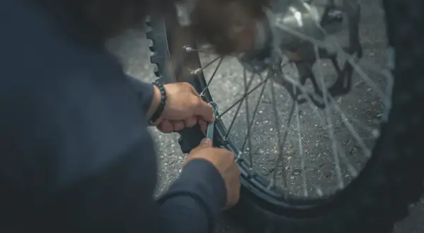 Jakie narzędzia powinny wejść w skład rowerowej stacji naprawczej?