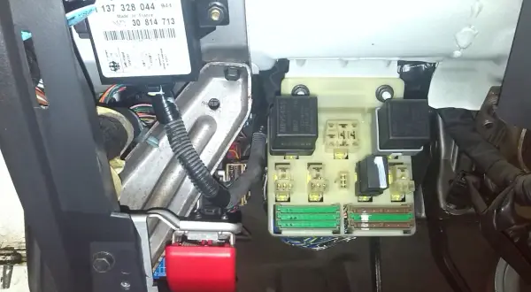 Gdzie jest sterownik centralnego zamka Volvo V70 i jak go znaleźć?