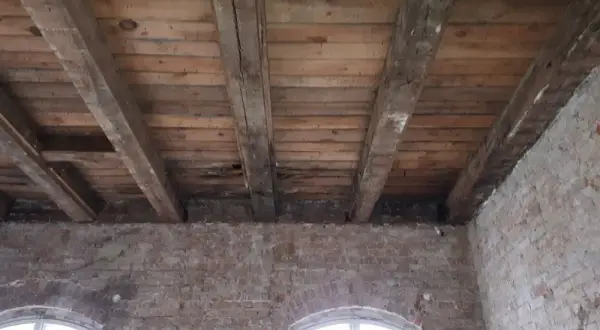 Jak wzmocnić strop drewniany i uniknąć kosztownych napraw?