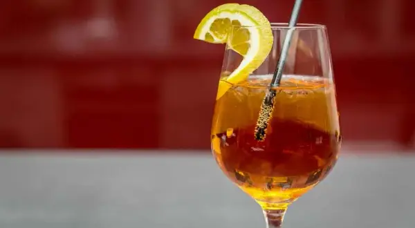 Aperitivo drink: odkryj włoską tradycję i najlepsze przepisy na napoje
