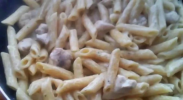 Penne z kurczakiem w sosie serowym – łatwy przepis na pyszne danie