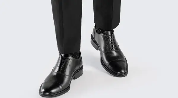 Jakie buty do czarnego garnituru – unikaj najczęstszych błędów