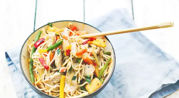 Ile gotować makaron chow mein, aby zawsze był idealnie miękki?
