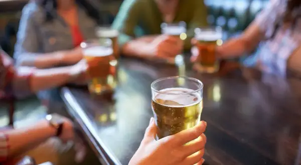 Ile trzymają 4 piwa? Sprawdź, jak wpływają na twoje bezpieczeństwo