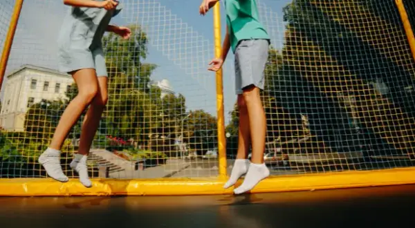 Trampolina ogrodowa jaką wybrać, aby uniknąć niebezpieczeństw i kosztów