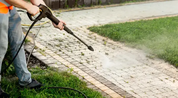 Skuteczne sposoby na zwalczenie chwastów na chodniku bez chemii