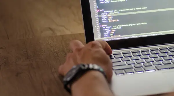 Czy HTML to język programowania? Odkryj istotne różnice teraz