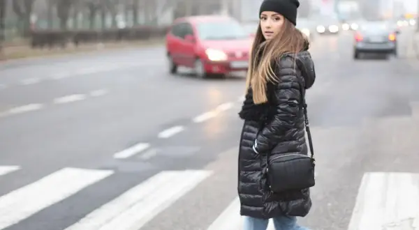 Stylowe i uniwersalne inspiracje na zimowe stylizacje z czarną kurtką