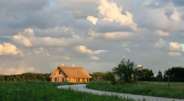 Czy rolnik płaci podatek od nieruchomości za budynek mieszkalny? Sprawdź!