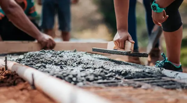 Ile waży metr sześcienny betonu? Zaskakujące fakty i różnice