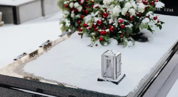 Grudniowe znicze – kolory i kompozycje na zimowy cmentarz