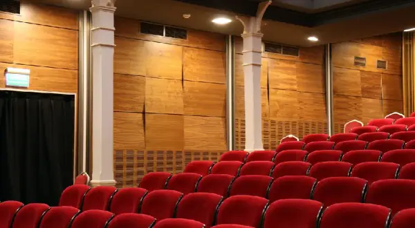 Jak należy zachowywać się w teatrze, aby nie popełnić faux pas