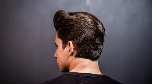 Jak zrobić fryzurę quiff krok po kroku – prosta stylizacja w domu