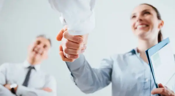 Czy bank sprawdza zatrudnienie? Poznaj kluczowe informacje przed kredytem