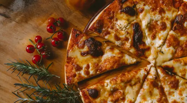 Ile waży jeden kawałek pizzy? Zaskakujące różnice w wagach!