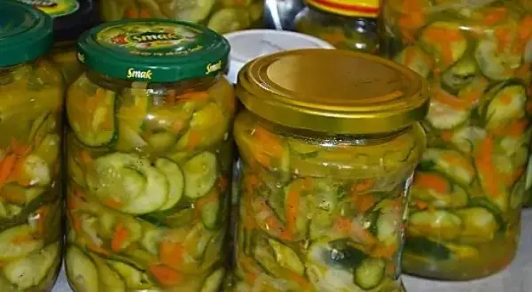 Jak zrobić sałatkę z ogórków na zimę, która zachwyci każdego smakosza
