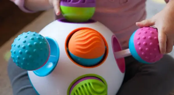 Zabawki sensoryczne dla noworodka: magiczny klucz do jego rozwoju i szczęścia