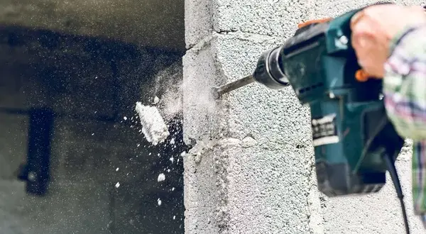 Czym jest udar w wiertarce i jak ułatwia wiercenie w twardych materiałach