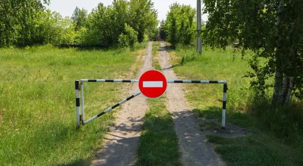 Kto stawia znaki drogowe na osiedlu? Sprawdź, kto ma do tego prawo