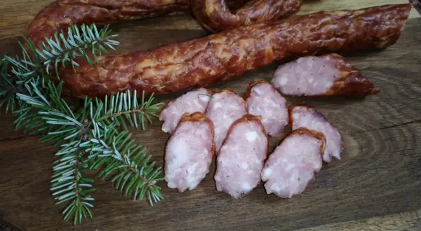 Ile gałki muszkatołowej do kiełbasy? Oto idealne proporcje dla smaku