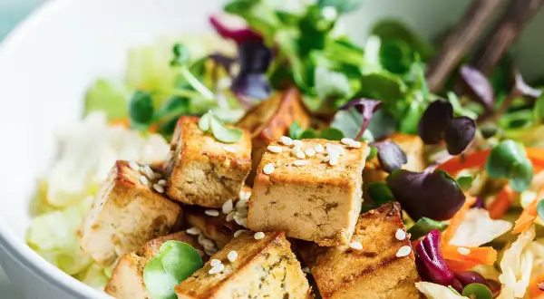 Jak przygotować tofu do sałatki - proste i smaczne przepisy na każdą okazję