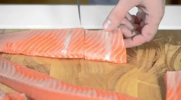 Jak pokroić łososia do sushi, aby uzyskać idealne plastry?