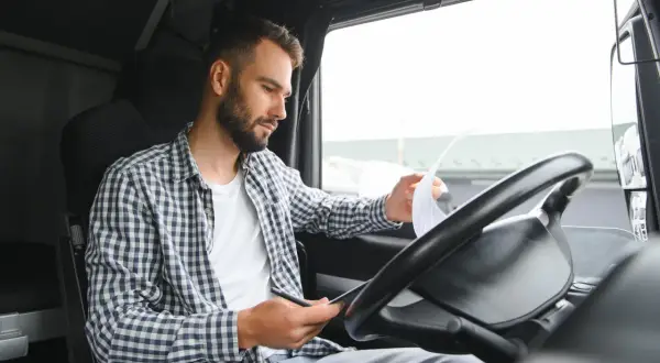 Jakie dokumenty musi mieć kierowca ciężarówki? Sprawdź, czego nie możesz zapomnieć!