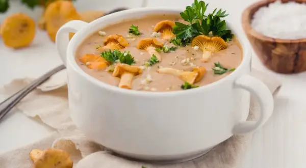 Zupa z kurek jak u babci – przepis na smak dzieciństwa pełen aromatu