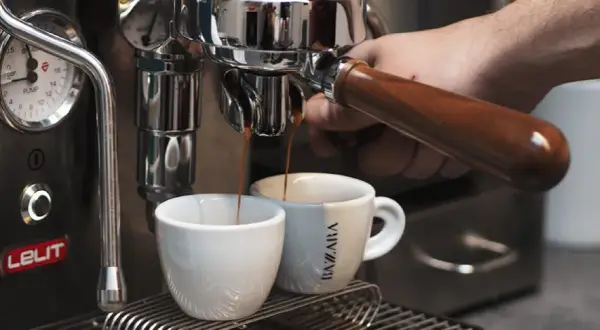 Która kawa jest kwaśna: arabica czy robusta? Odkryj różnice!