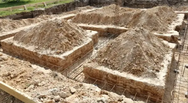 Fundament bez zbrojenia: czy to ryzykowne rozwiązanie dla budowy?