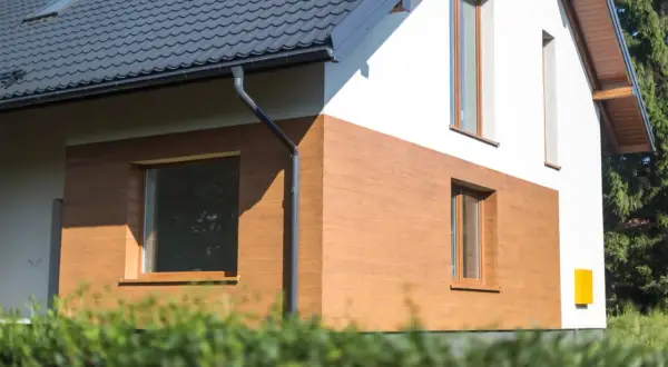 Wełna mineralna czy styropian na elewację – co wybrać, by uniknąć błędów?