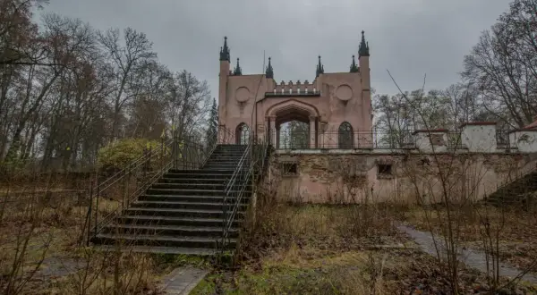 Tajemnice pałacu Paca w Dowspudzie: historia i architektura neogotyckiej perły