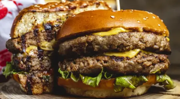 Co to jest burger? Poznaj jego składniki i fascynującą historię