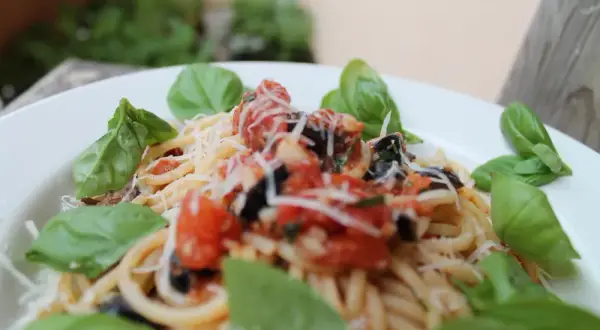 Spaghetti puttanesca Jamie Oliver - szybki przepis na pyszne danie