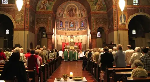 Ile mszy po pogrzebie? Poznaj tradycje i znaczenie mszy za zmarłych