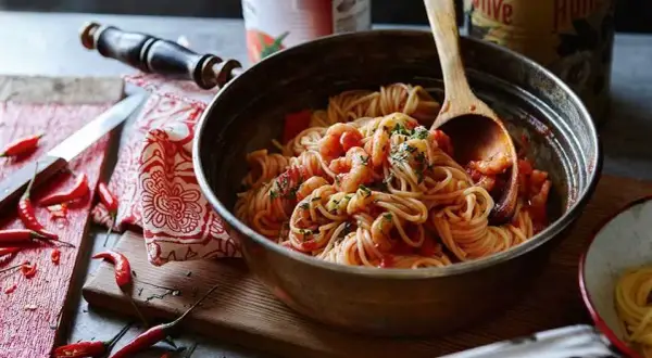 Pyszne spaghetti z krewetkami w sosie pomidorowym - prosty przepis