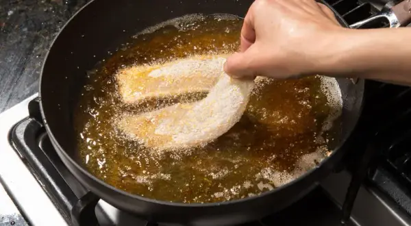 Na czym smażyć rybę w panierce? Oto najlepsze oleje do frytury