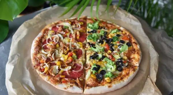 Ile kawałków ma pizza 32 cm? Odkryj, co mówią pizzerie