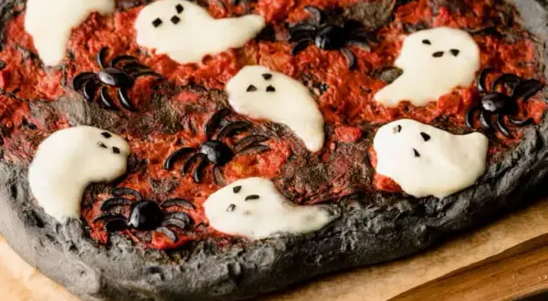 Czarne ciasto na pizzę – prosty przepis na efektowne danie, które zaskoczy