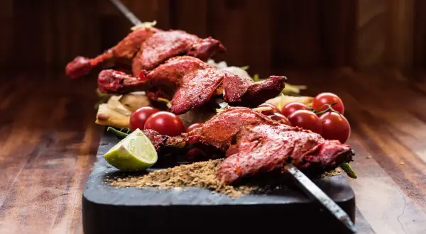 Ile można zarobić na kebabie? Sprawdź realne zarobki i zyski