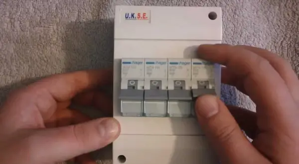 Jak włączyć bezpieczniki i uniknąć problemów z instalacją elektryczną