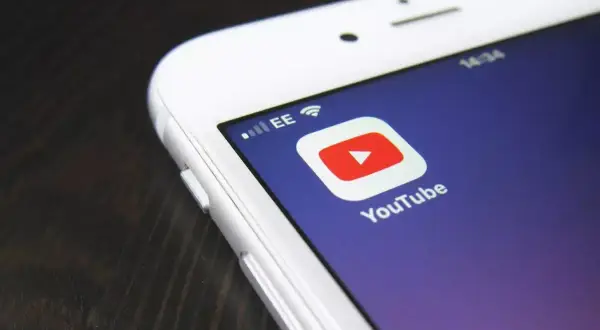 Jak słuchać YouTube Music w tle bez płacenia za premium?