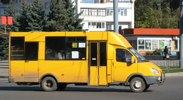 Ile miejsc mały autokar? Sprawdź pojemność i wymagania prawne