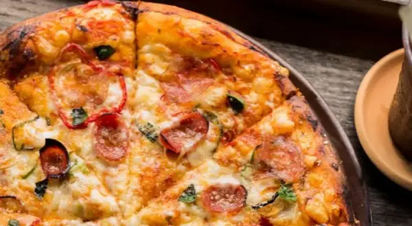 Ile gram ma pizza? Zaskakujące różnice w wadze i kaloriach