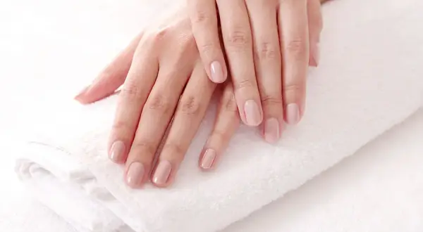 Czym jest manicure klasyczny? Poznaj jego zalety i proces pielęgnacji