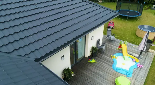 Blachodachówka czy dachówka ceramiczna: porównanie cen i opłacalności