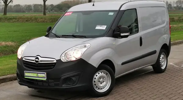 Srebrny Opel Combo 1.3 CDTI na brukowanym podjeździe, gotowy do pracy.