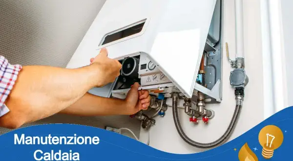 Tecnico controlla caldaia a condensazione. La revisione caldaia a condensazione ogni quanto è fondamentale per efficienza e sicurezza.