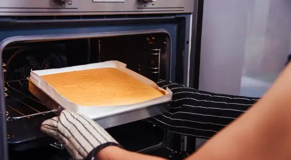 Na której półce w piekarniku piec ciasto, aby uniknąć niepowodzeń?