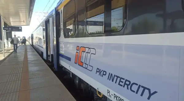 Pociąg PKP Intercity na peronie. Czas na podróż z Lublina do Krakowa, pokonując tę odległość pociągiem.